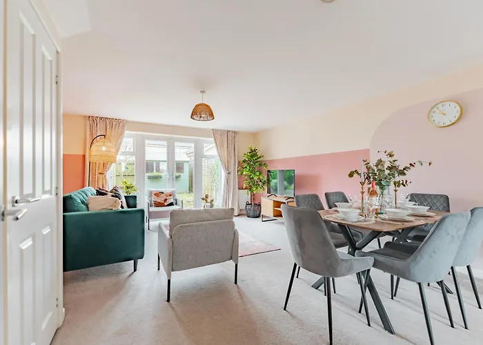 Stylish & Spacious 3Bed Home With Fast Wifi & Private Parking