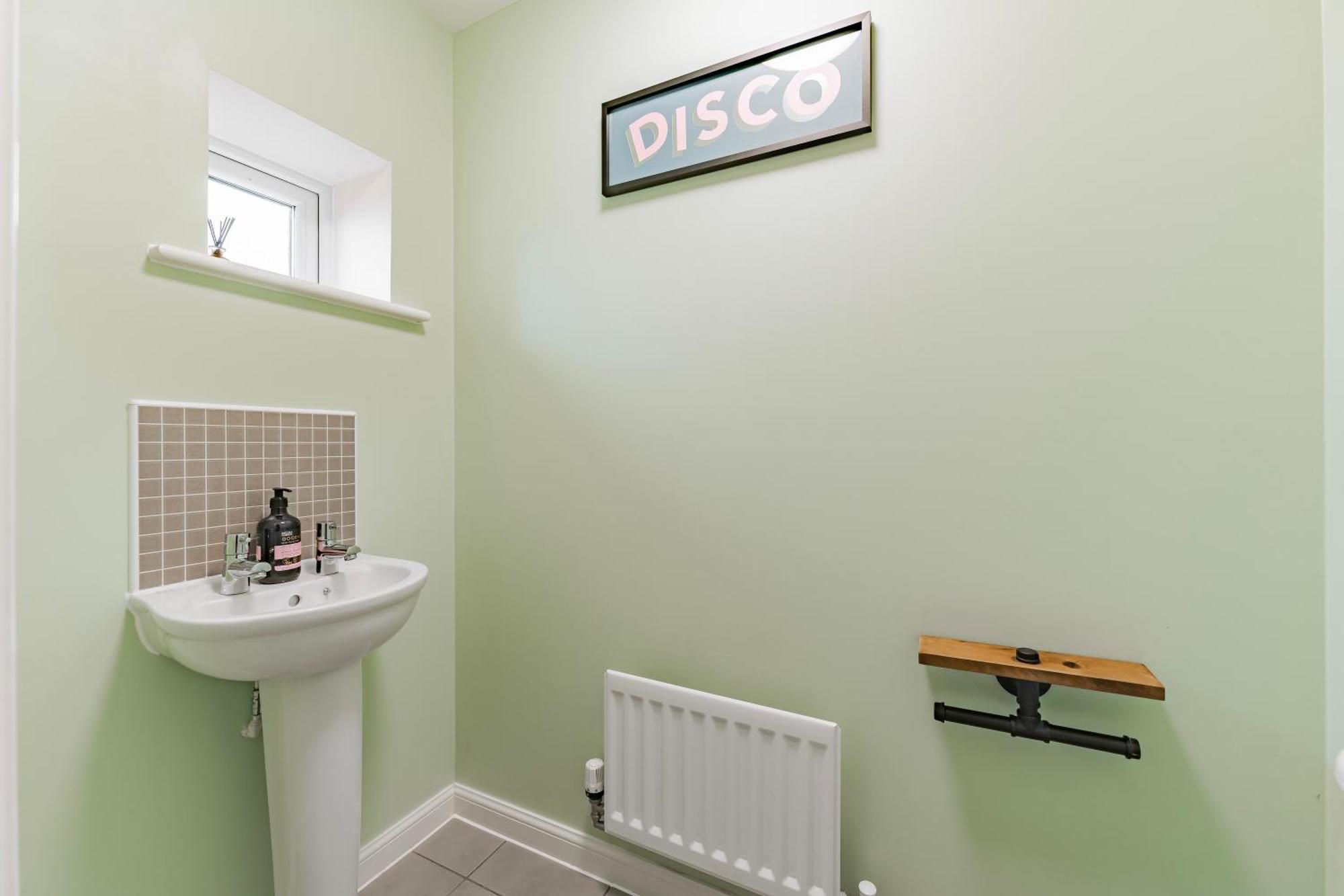 Holiday home Stylish & Spacious 3bed With Fast Wifi & Private Parking *