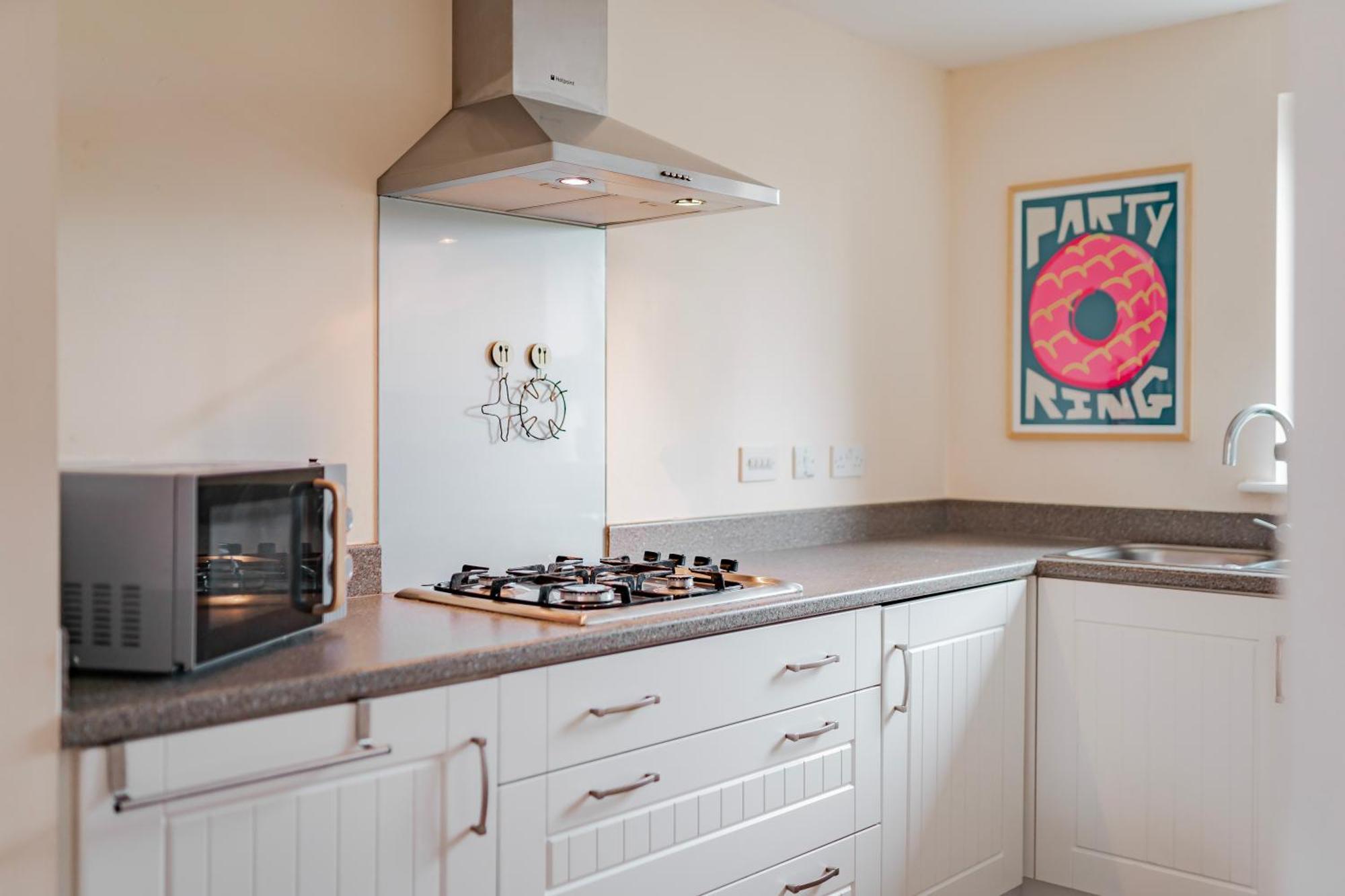 Holiday home Stylish & Spacious 3bed With Fast Wifi & Private Parking