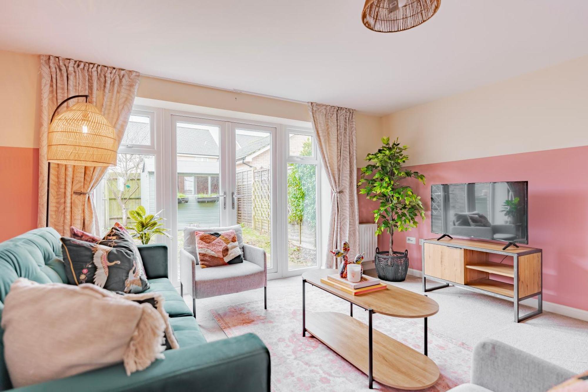 Holiday home Stylish & Spacious 3bed With Fast Wifi & Private Parking