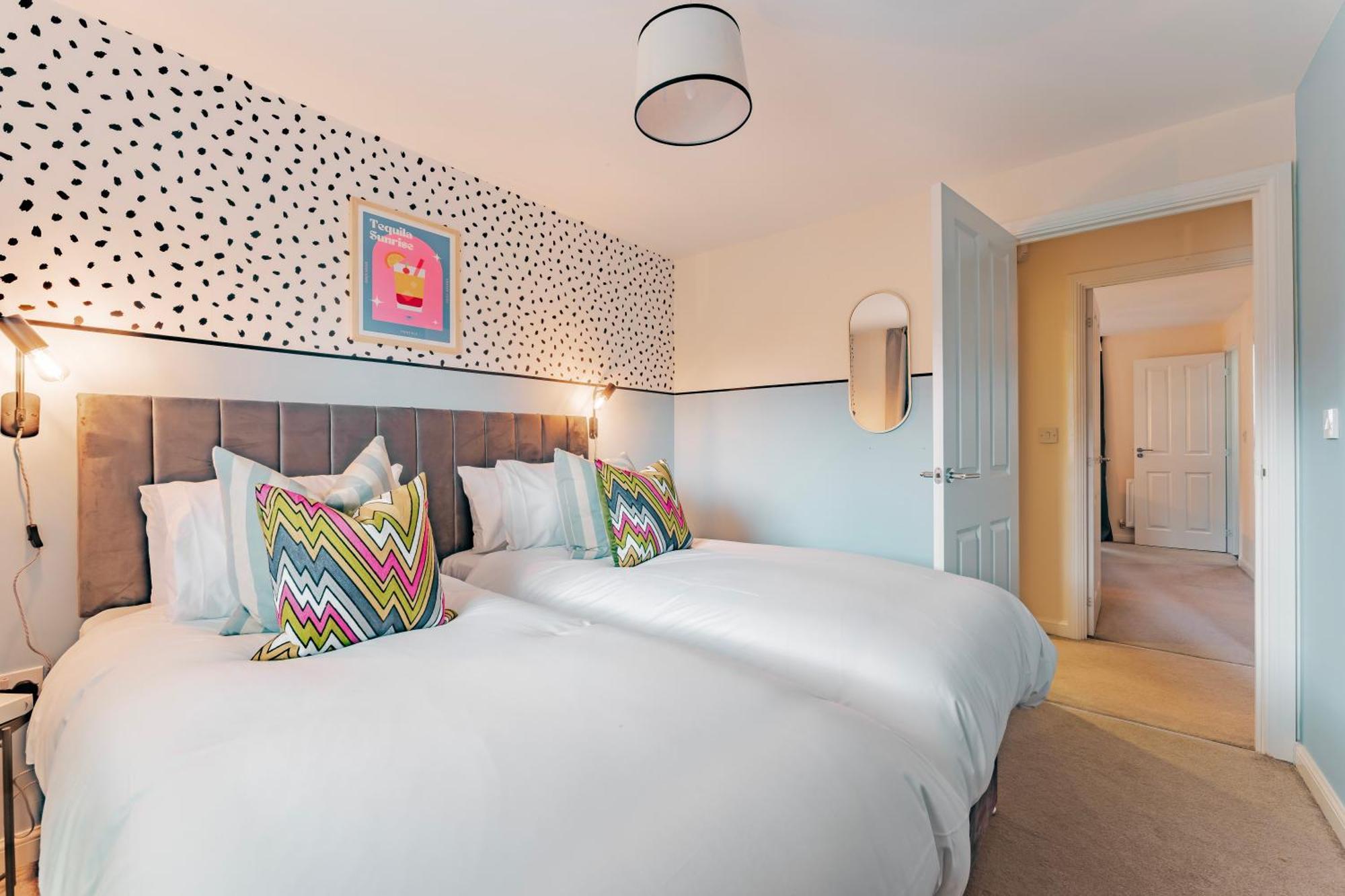 Stylish & Spacious 3bed With Fast Wifi & Private Parking *